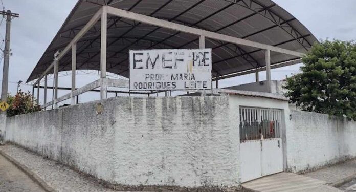 Bandidos armados invadem escola de Nova Venécia, roubam celular e até merenda escolar