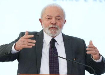 Lula adia embarque à China após apresentar pneumonia leve