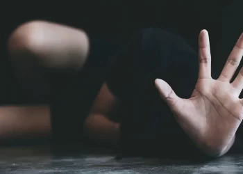 Pai é preso suspeito de abusar sexualmente da filha em Linhares; vítima relatou que foi violentada dos 12 aos 18 anos