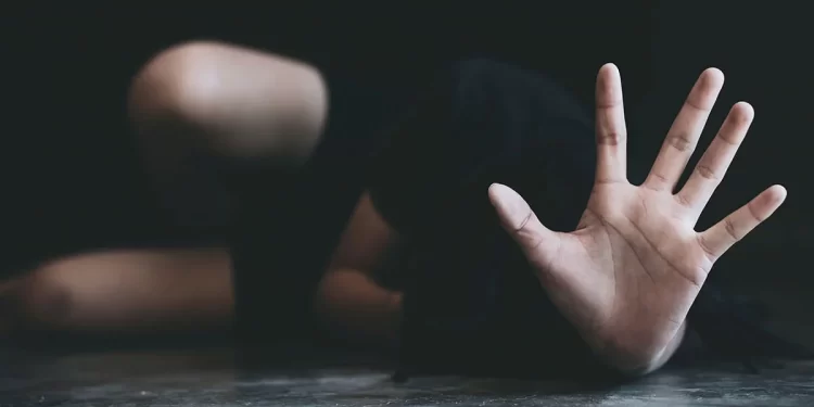 Pai é preso suspeito de abusar sexualmente da filha em Linhares; vítima relatou que foi violentada dos 12 aos 18 anos