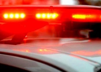 Homem agride mãe adotiva, ameaça o pai, tenta chutar policial e acaba preso no ES