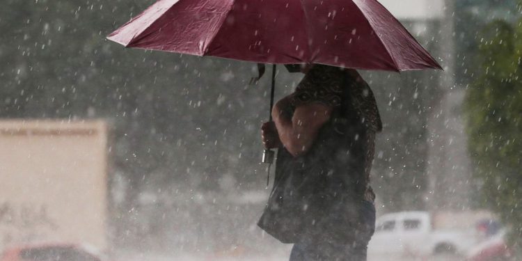 ES tem alerta para chuvas intensas com ventos de até 60 km/h