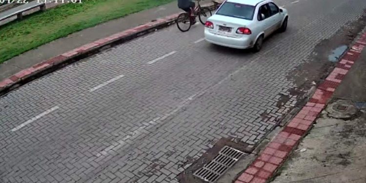 VÍDEO | Jovem de bicicleta é assassinado com tiros à queima-roupa no ES