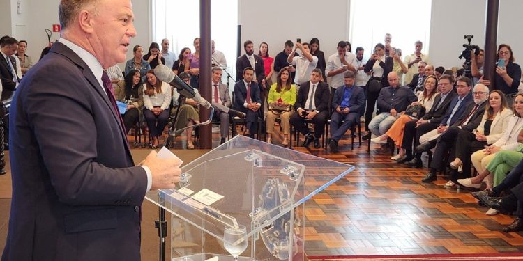 Governador Casagrande anuncia novos investimentos na área da educação