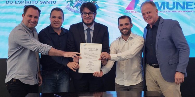 Governador recebe nova diretoria de entidade dos prefeitos capixabas