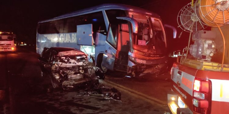 VÍDEO – Grave acidente envolvendo um ônibus da Viação Águia Branca e um veículo de passeio