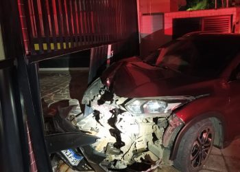 Condutor embriagado foge de fiscalização, bate em muro de edifício e acaba preso no ES