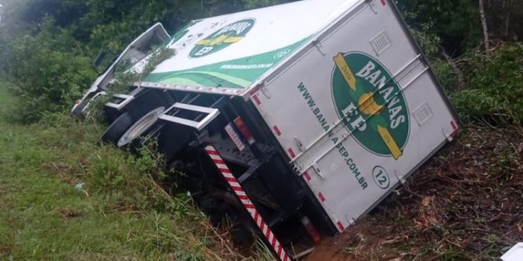 Polícia investiga morte de caminhoneiro na BR-101, em Sooretama