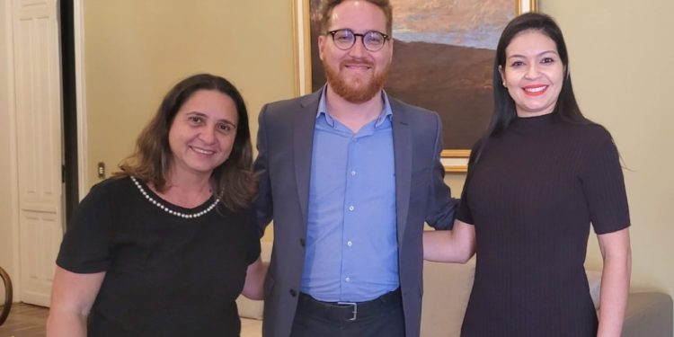 Secretária Marília Silveira representa o prefeito Daniel Santana em diversas agendas na capital capixaba
