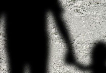 Menina de 2 anos morre após ser estuprada no ES; pai é o suspeito