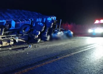 Cinco pessoas da mesma família morrem em acidente entre carro e caminhão na BR-135, em Minas Gerais