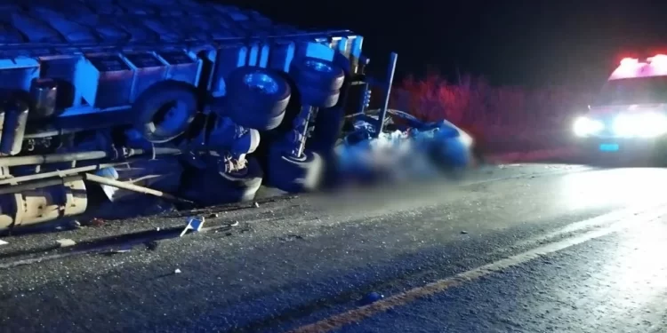 Cinco pessoas da mesma família morrem em acidente entre carro e caminhão na BR-135, em Minas Gerais