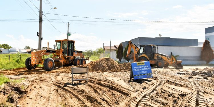 Mais calçamento em Guriri: entorno da Escola Wallace Dutra está recebendo mais de 4.000 M² de pavimentação