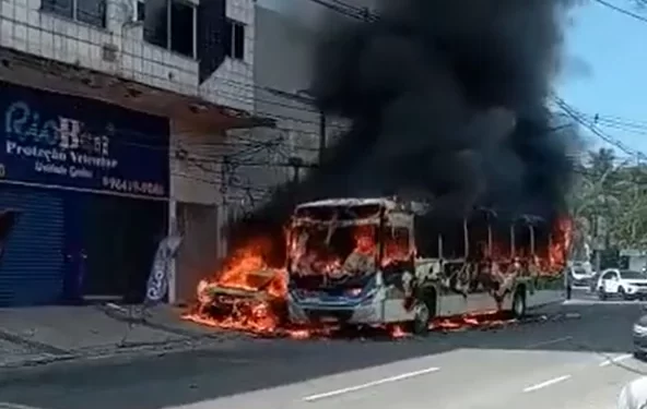 No Rio, homem ateia fogo em ônibus com passageiros