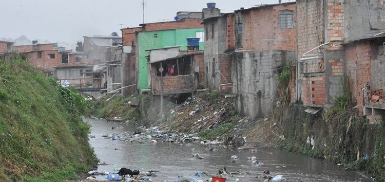 Brasil teve cerca de 130 mil internações por doenças associadas à falta de saneamento, em 2021