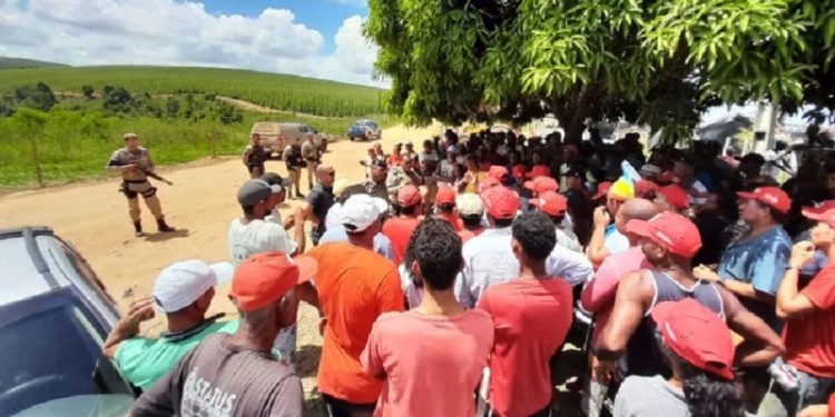 Integrantes do MST resistem a reintegração de posse determinada pela Justiça