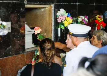 Crianças vítimas de ataque a creche são enterradas em Blumenau