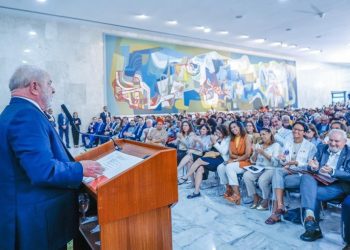 Governo anuncia R＄ 2,4 bilhões para recompor orçamento de universidades e institutos federais