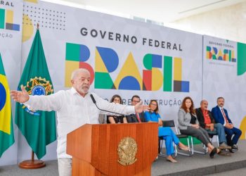 Presidente oficializa reajuste de 9% a servidores e celebra retorno do diálogo