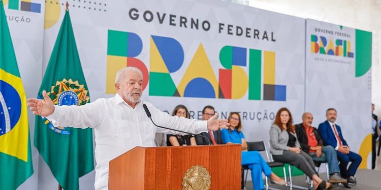 Presidente oficializa reajuste de 9% a servidores e celebra retorno do diálogo