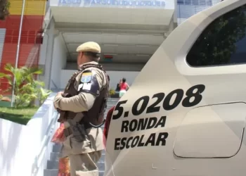 Estudante é apreendido com machadinha, facão e corrente em escola de Salvador; armas estavam na mochila