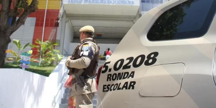 Estudante é apreendido com machadinha, facão e corrente em escola de Salvador; armas estavam na mochila