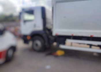 Idoso é atropelado por caminhão de lixo e tem a perna esmagada no ES