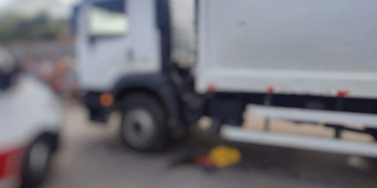 Idoso é atropelado por caminhão de lixo e tem a perna esmagada no ES