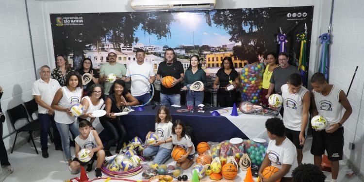 Prefeito Daniel Santana realiza entrega de material didático-pedagógico para a prática da Educação Física em toda a Rede Municipal de Ensino