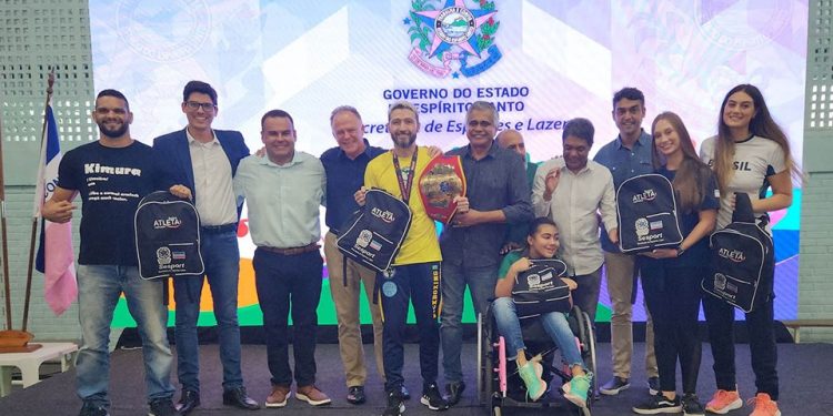 Governo do Estado realiza entrega dos kits do programa Bolsa Atleta