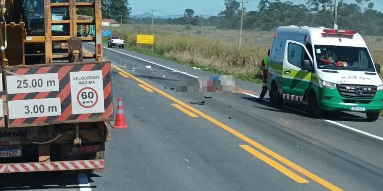 Motociclista morre após colidir com carreta na BR-101, em Linhares