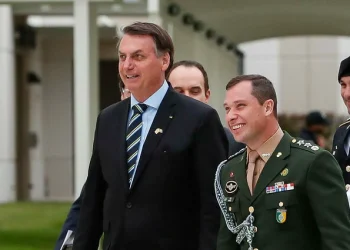 PF inicia perícia nos celulares de Bolsonaro e Mauro Cid