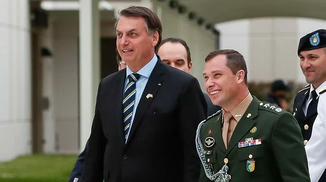 PF inicia perícia nos celulares de Bolsonaro e Mauro Cid