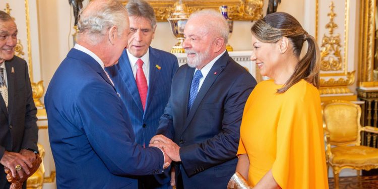 Rei Charles III pede a Lula que Brasil cuide da Floresta Amazônica
