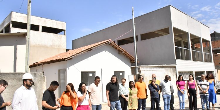 Prefeitura de São Mateus retoma programa habitacional e entrega mais três casas no bairro Vitória