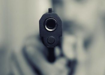 Pai e filho são baleados durante assalto em ponto de ônibus no ES