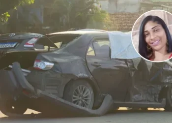 Mulher tenta socorrer bebê e morre em acidente de carro