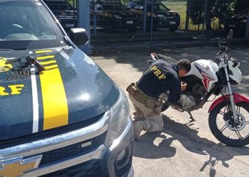 PRF prende em Linhares foragido da justiça portando arma de fogo e com motocicleta roubada