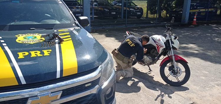 PRF prende em Linhares foragido da justiça portando arma de fogo e com motocicleta roubada