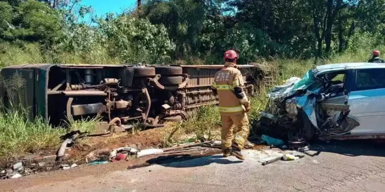 Colisão entre ônibus e carro deixa quatro mortos treze feridos em Minas Gerais