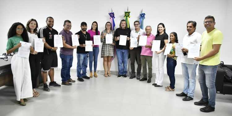 Solução caseira da melhor qualidade: Daniel Santana assina contratos do Programa Compra Direta de Alimentos 2023