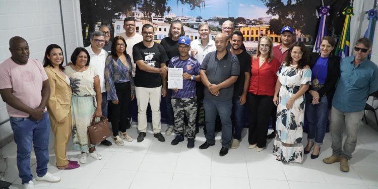 Daniel Santana assina ordem de serviço para construção da UBS de Paulista
