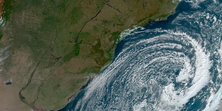 Ciclone extratropical atinge Sudeste e causa alerta de ventania