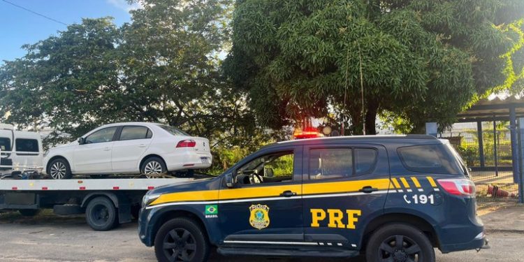 PRF recupera carro roubado durante abordagem na BR-101, em São Mateus
