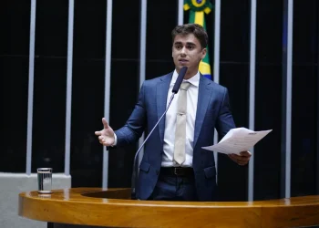 TSE multa Nikolas, Zambelli, Eduardo e Flávio Bolsonaro por fake news contra Lula em 2022