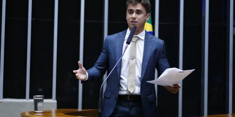 TSE multa Nikolas, Zambelli, Eduardo e Flávio Bolsonaro por fake news contra Lula em 2022