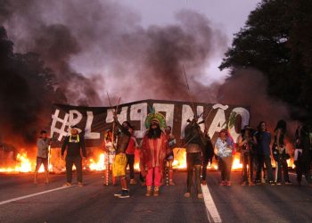 Povo guarani bloqueia rodovia em São Paulo contra marco temporal