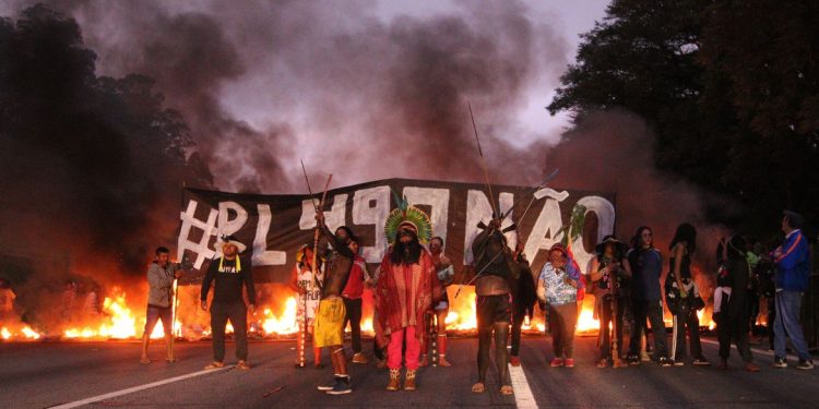 Povo guarani bloqueia rodovia em São Paulo contra marco temporal