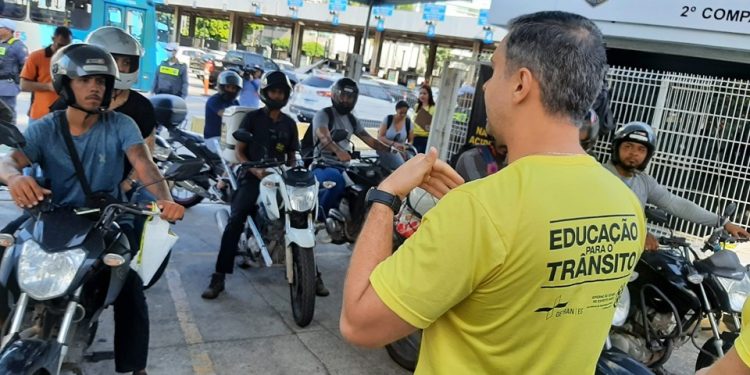 Detran|ES promove ação para sensibilizar motociclistas na Terceira Ponte