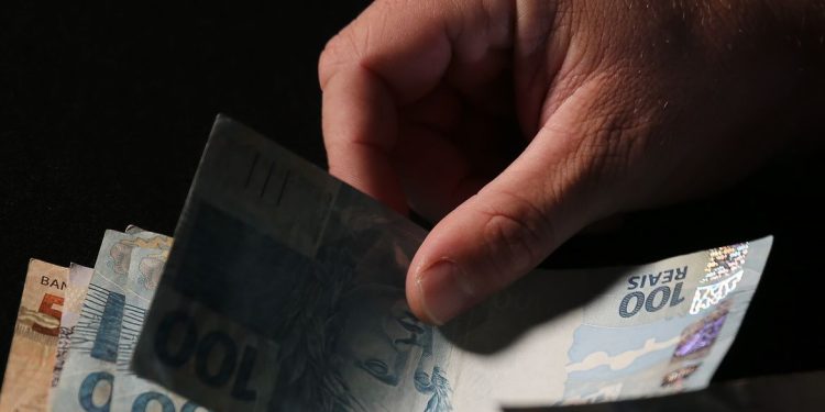 Governo antecipa para maio o pagamento do 13º de beneficiários do INSS